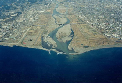 駿河湾に注ぐ河口部の写真