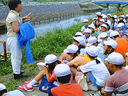 次世代に生きた川を伝える学習の写真