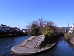 巴川・山原川合流付近の親水施設の写真